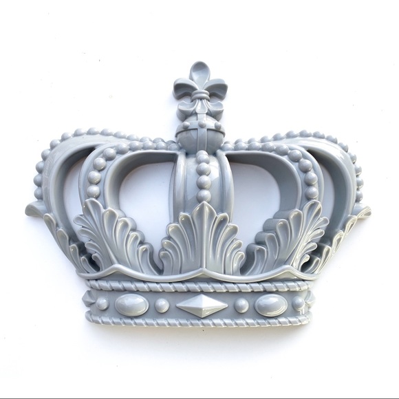 Royal Queen King Crown Silver Gray Plastic Hanging Home Decor Wall Mount 9 x 12